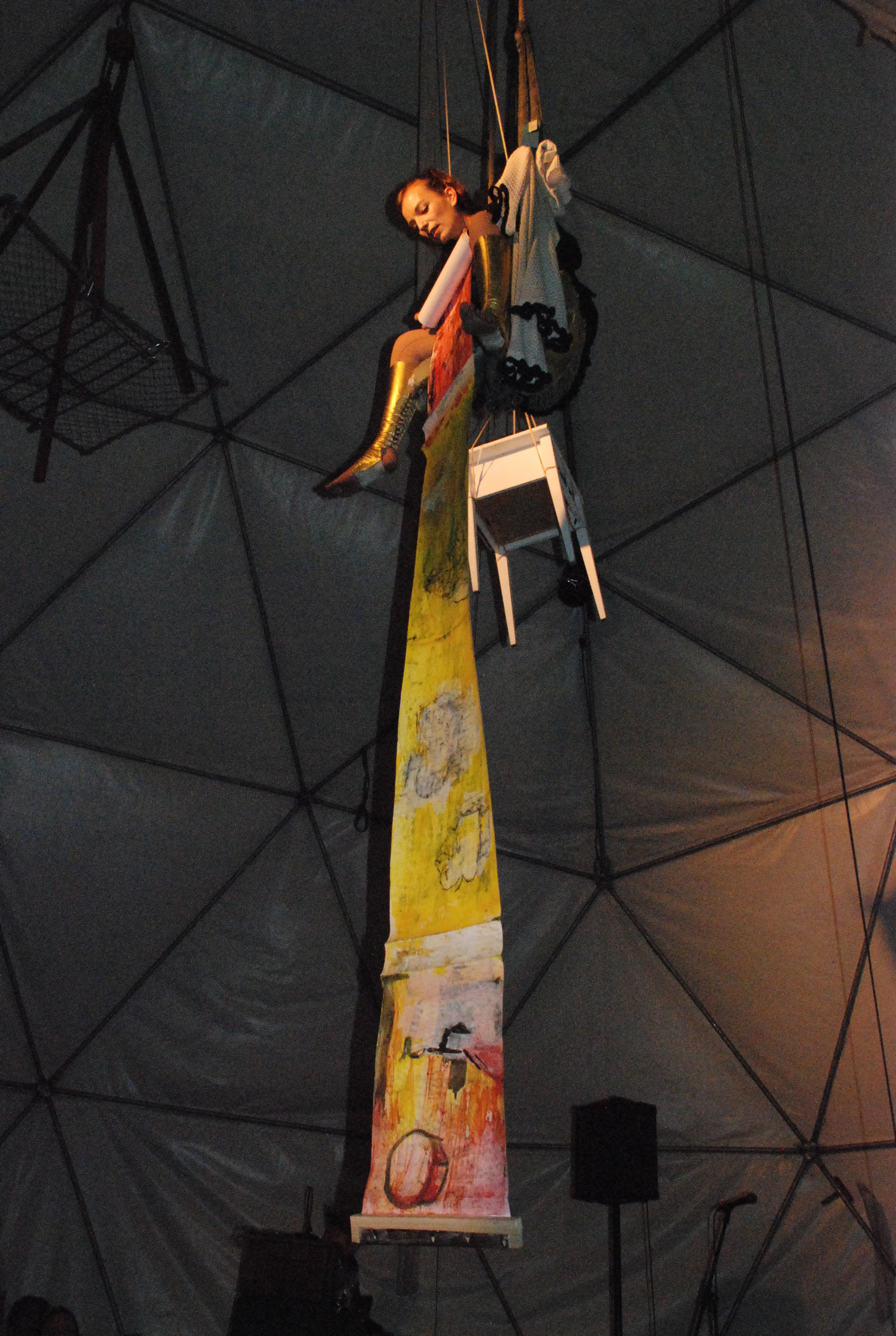 Claude Bérat: Kunst zwischen Körper und Zirkus – Ausstellungseröffnung Live vom Trapez mit Luftartistin Jana Korb